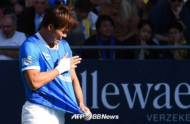 KRC 헹크 오현규가 28일 벨기에 신트트라위던의 다이오 와사비 스타연 스타디움에서 열린 2025~2026 벨기에 프로리그 9라운드 원정경기 신트트라위던VV전에서 후반 추가시간 결승골을 터뜨린 뒤 골 세리머니를 하고 있다. /AFPBBNews=뉴스1