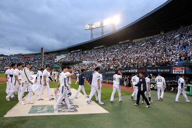 두산 선수들이 28일 경기 후 팬들을 향해 인사하고 있다. /사진=두산 베어스 제공