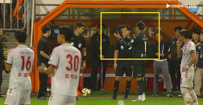 제주 SK 골키퍼 김동준이 28일 제주월드컵경기장에서 열린 수원FC전에서 온 필드 리뷰 끝에 다이렉트 퇴장으로 정정되자 주심에게 박수를 치며 경기장을 빠져나가고 있다. /사진=중계화면 캡처