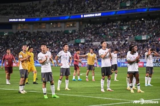 중국 국가대표팀이 일본전 0-7 대패 후 팬들에게 인사하고 있다. /AFPBBNews=뉴스1