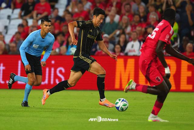 경기에 집중하는 손흥민(가운데). /AFPBBNews=뉴스1