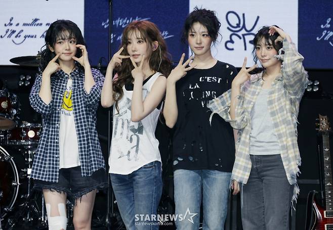 밴드 QWER이 9일 오후 서울 창천동 예스24 원더로크홀에서 진행된 미니 3집 '난 네 편이야, 온 세상이 불협일지라도' 쇼케이스에서 포즈를 취하고 있다.  이번 앨범의 타이틀곡 '눈물참기'는 눈물을 참을 수 없는 슬픔에도 희망찬 내일을 위해 다시 한 걸음 내딛는 곡으로 멤버 전원이 작사에 참여했다. /2025.06.09 /사진=이동훈 photoguy@