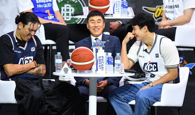 왼쪽부터 부산 KCC 최준용, 이상민 감독, 허웅이 KBL 미디어데이에서 미소를 짓고 있다. /사진=KBL 제공