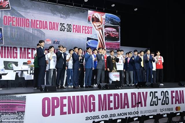 KBL 10개 구단 감독과 대표 선수들이 단체 기념샷을 찍고 있다. /사진=KBL 제공