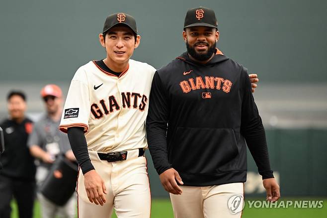 팀 동료 라모스(오른쪽)와 함께 걷는 이정후.  [로이터=연합뉴스] Mandatory Credit: Eakin Howard-Imagn Images