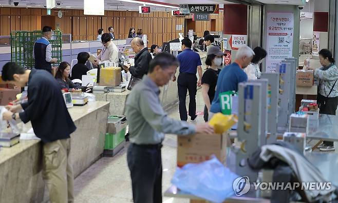 화재로 중단됐던 우체국 우편 서비스 복구 (서울=연합뉴스) 류영석 기자 = 대전 국가정보자원관리원 화재로 중단됐던 우체국 금융 서비스와 우편 서비스 일부가 운영을 재개한 가운데 29일 서울 중구 서울중앙우체국에서 시민들이 우편물을 접수하고 있다. 2025.9.29 ondol@yna.co.kr