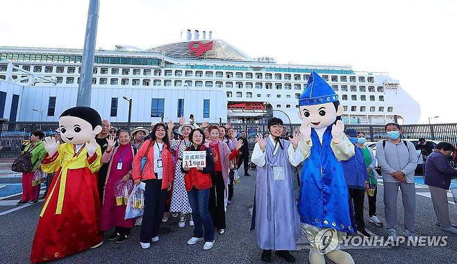 중국인 단체관광객 무비자 입국 첫날 (인천=연합뉴스) 임순석 기자 = 중국인 단체관광객 무비자 입국 첫날인 29일 오전 인천 연수구 인천항 국제크루즈터미널에 중국인 단체 크루즈관광객들이 입국하고 있다. 
    이날부터 내년 6월 30일까지 국내·외 전담여행사가 모객한 3인 이상 중국인 단체관광객은 비자 없이 15일간 국내 관광을 할 수 있다. 제주도는 이전과 동일하게 개별·단체 관광객 모두 30일 무비자 방침이 유지된다. 2025.9.29 soonseok02@yna.co.kr