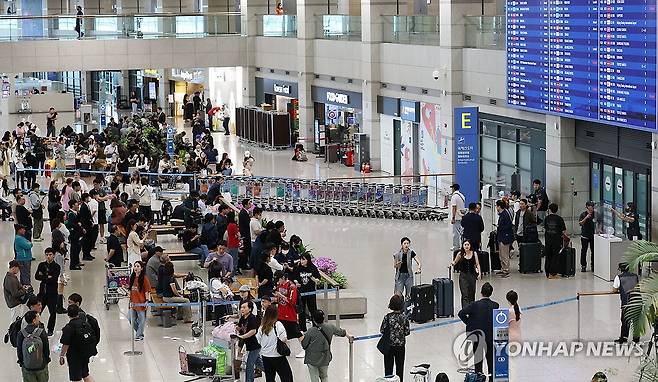 중국 단체관광객 무비자 입국 첫날 (영종도=연합뉴스) 임화영 기자 = 중국인 단체관광객 무비자 입국 첫날인 29일 인천국제공항을 통해 외국인 관광객들이 입국하고 있다.
    국내·외 전담여행사가 모객한 3인 이상 중국인 단체관광객은 내년 6월 30일까지 15일 범위에서 비자 없이 국내 관광이 가능하다. 원칙적으로 같은 항공·선박으로 입국하고 출국해야 한다. 2025.9.29 [공동취재] hwayoung7@yna.co.kr