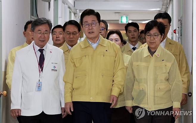 이재명 대통령, 추석 연휴 앞두고 응급의료 현장 방문 (서울=연합뉴스) 김도훈 기자 = 이재명 대통령이 29일 추석 연휴를 앞두고 서울 중구 국립중앙의료원을 방문해 간담회장으로 이동하고 있다.
    왼쪽부터 서길준 국립중앙의료원 원장, 이재명 대통령, 정은경 복지부 장관. 2025.9.29 [대통령실통신사진기자단] superdoo82@yna.co.kr