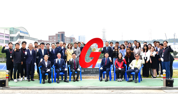 경기체고가 30일 본관 앞에 개교 30주년 기념탑 제막식을 진행했다. 2025.9.30 /경기체고 제공