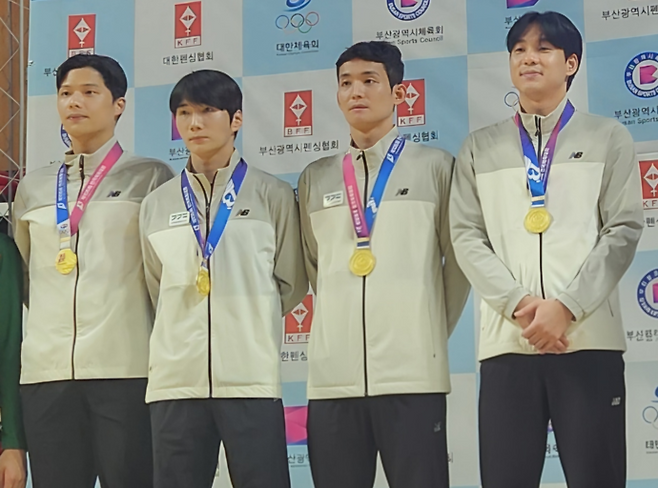 30일 부산 스포원파크 금정실내체육관에서 열린 남일반부 플뢰레 단체전서 우승한 서명철(사진 왼쪽부터·광주시청)·이광현·임철우(화성시청)·김경무(광주시청)이 시상식에서 기념사진을 찍고 있다. 사진=경기도펜싱협회