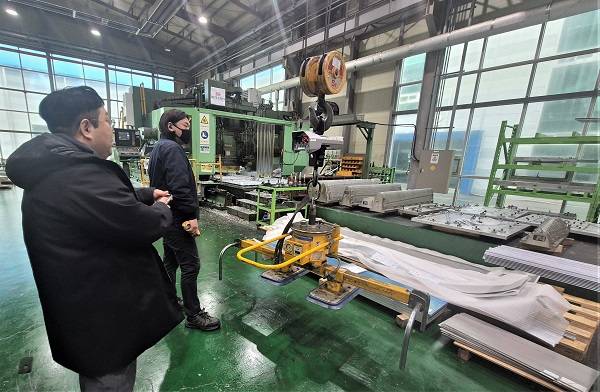 한국산업기술시험원 직원이 R&D과제 공인시험 평가를 수행 현장을 확인하고 있다