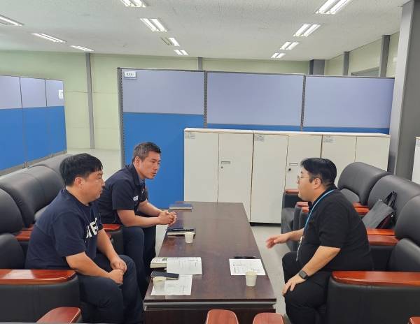 KTL 직원이(우측) 하이즈항공 측과 K-STAR 코디네이터 미팅을 수행하고 있다.