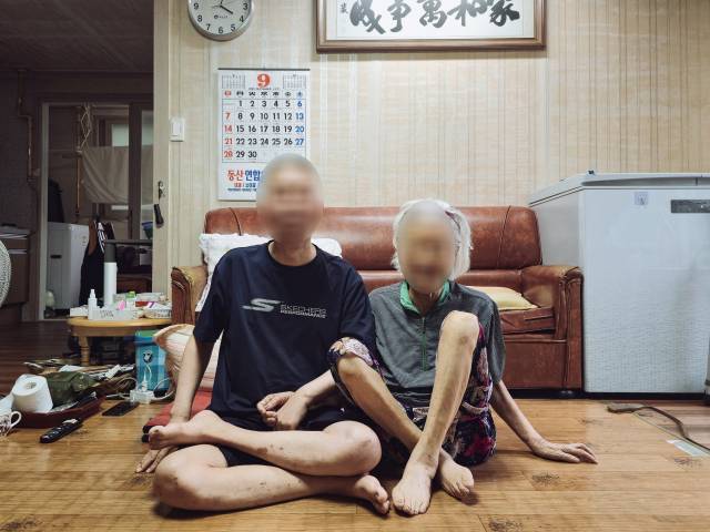 척추 협착증과 치매 등으로 거동이 어려운 권순희(80·가명, 오른쪽) 씨와 뇌경색으로 몸을 마음껏 가누지 못하는 박종석(53·가명, 왼쪽) 씨 모자는 온종일 서로에게 의지한 채 집 안에 갇혀 생활하고 있다. 김지효 기자