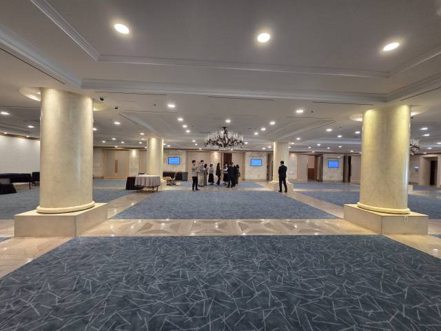 지난 29일 오후 APEC 정상 만찬장으로 사용될 라한셀렉트 경주 호텔 대연회장 리셉션홀에서 대통령실 등 정부 부처 관계자들이 모여 있다. 배형욱 기자