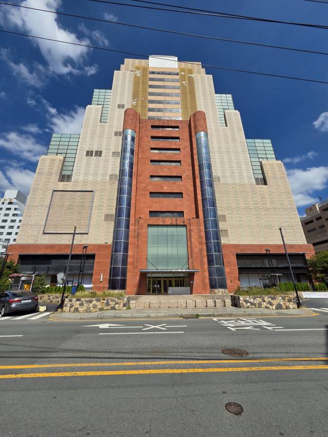 28일 경남 창원시 마산합포구 신포동 1년 전 문을 닫은 롯데백화점 마산점 정문 앞 도로에 행인이 모습이 보이지 않는다. 강대한 기자