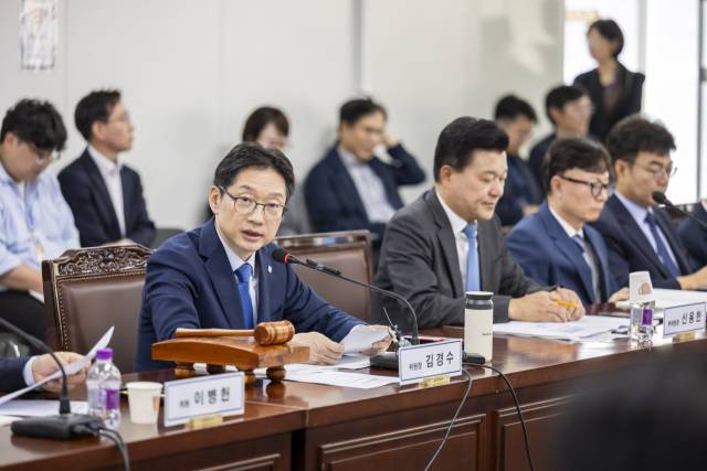 김경수(왼쪽) 지방시대위원장이 제22차 지방시대위원회에서 인사말을 하고 있다. 지방시대위원회 제공