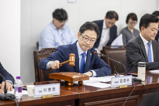 김경수 지방시대위원장이 제22차 지방시대위원회 본회의 개최하며 의사봉을 두드리고 있다. 지방시대위원회 제공
