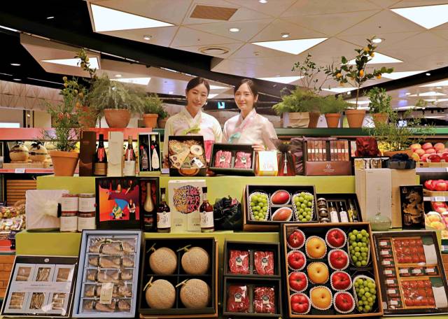 롯데백화점 관계자들이 추석 연휴를 앞두고 선물세트를 선보이고 있다. 롯데백화점 제공