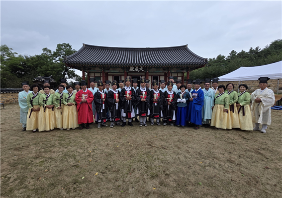 ▲ 28일 경북 의성향교에서 열린 공부자 탄강 2576년 추기 석전제 봉행을 마친 뒤 초헌관과 헌관, 여성 수장 및 유림 관계자들이 대성전 앞에서 전통 예복을 착용한 채 기념촬영을 하고 있다. 의성향교