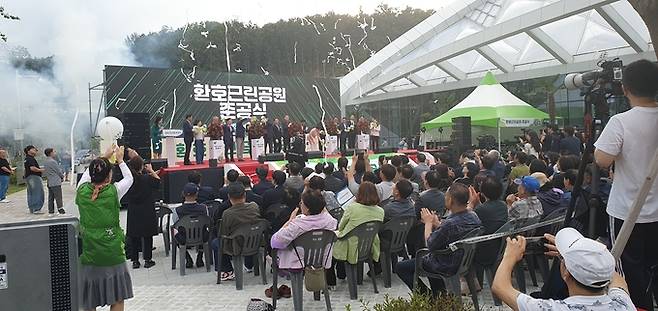 ▲ 30일 성대하게 열린 포항환호근린 준공식에서 이강덕 포항시장 등 내빈이 기념 식수 물주기를 하는 중 폭죽이 터진 모습. 황영우 기자