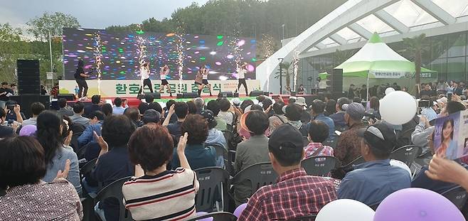 ▲ 30일 성대하게 열린 포항환호근린공원 준공식에서 포항이 고향인 인기가수 전유진 양이 열창하는 모습. 황영우 기자