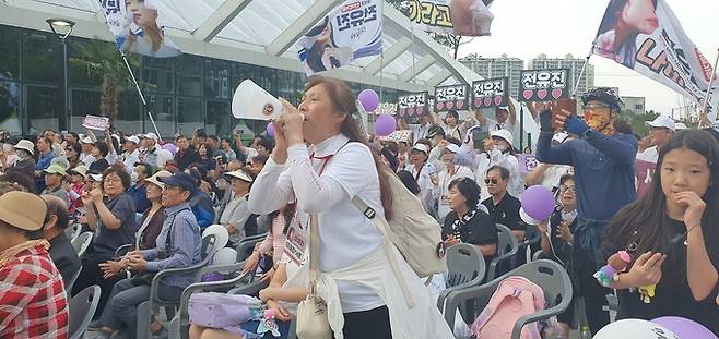 ▲ 30일 성대하게 열린 포항환호근린공원 준공식에서 전유진 양 공연이 시작되자 환호하는 전 양 팬클럽 회원들 모습. 황영우 기자