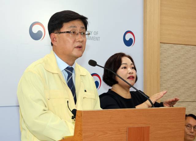 김성환 환경부 장관이 지난 29일 정부세종청사 환경부 기자실에서 윤석열 정부에서 지난해 7월에 발표한 14개 신규댐 중에서 필요성이 낮고 지역 주민의 반대가 많은 7개 댐은 건설 추진을 중단하고 나머지 7개 댐은 지역 내 찬반 여론이 대립하거나 대안 검토 등이 필요해 기본 구상 및 공론화를 통해 최종적으로 결정하겠다고 밝히고 있다. 연합뉴스