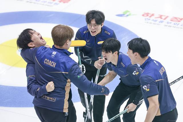 2025 한국주니어컬링선수권대회에서 우승을 차지한 경일대 컬링부 선수들이 코치진과 함께 환호성을 지르고 있다. 경일대 제공