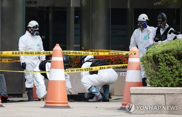 30일 오전 대전 유성구 국가정보자원관리원(국정자원) 화재 현장에서 감식 관계자들이 불이 붙었던 무정전·전원 장치(UPS)용 리튬이온배터리의 상태를 살피고 있다. 앞서 지난 26일 정부 전산시스템이 있는 국정자원에서 리튬이온배터리 화재가 발생해 정부 전산 서비스가 대규모로 마비된 바 있다. 연합뉴스 제공