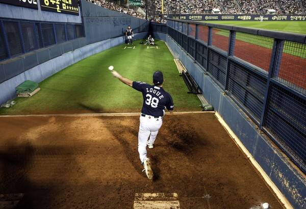 잭 로그가 시즌 최종전에서 불펜 등판을 위해 불펜피칭장에서 투구하는 모습. (사진=두산 베어스)