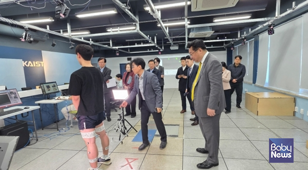 주형환 부위원장이 지난 4월 16일 카이스트(KAIST)와 웨어러블 로봇 전문기업인 ㈜엔젤로보틱스를 차례로 방문해 고령친화 기술기반 산업인 에이지-테크(Age-Tech) 연구 및 산업현장을 점검하고 있다. ⓒ저출산고령사회위원회