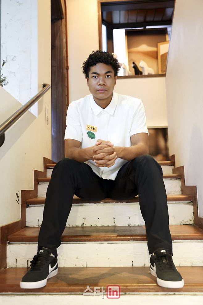 나마디 조엘 진이 최근 경기 부천시의 한 카페에서 이데일리와 인터뷰를 갖고 “가능성을 증명하는 세계적인 선수가 되고 싶다”고 각오를 다졌다.(사진=이데일리 스타in 이영훈 기자)