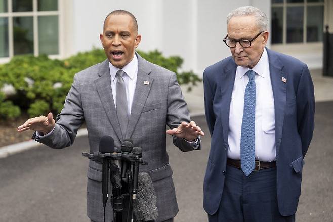 29일(현지시간) 백악관에서 도널드 트럼프 미국 대통령, 공화당 지도부와 셧다운(일시적 업무 정지) 방지를 위한 회동을 마친 후 발언하는 척 슈머 민주당 상원 원내대표(오른쪽), 하킴 제프리스 민주당 하원 원내대표.(사진=AFP)