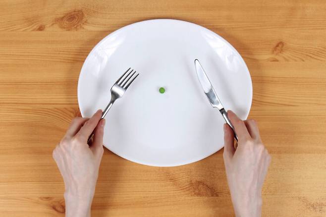 다이어트를 할 때 탄수화물이나 지방을 섭취하지 않으면 오히려 역효과를 가져 올 수 있다. 사진=클립아트코리아