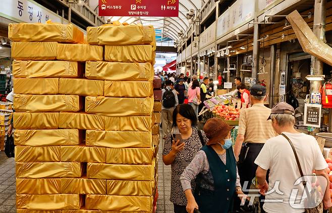 추석 명절 연휴를 앞둔 서울 동대문구 청량리 종합시장에 선물용 상자가 놓여 있다. 2025.9.21/뉴스1 ⓒ News1 안은나 기자