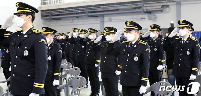 16일 충남 공주시 중앙소방학교에서 열린 27기 소방간부후보생 졸업 및 임용식에서 후보생들이 경례를 하고 있다. 2022.3.16/뉴스1 ⓒ News1 김기남 기자