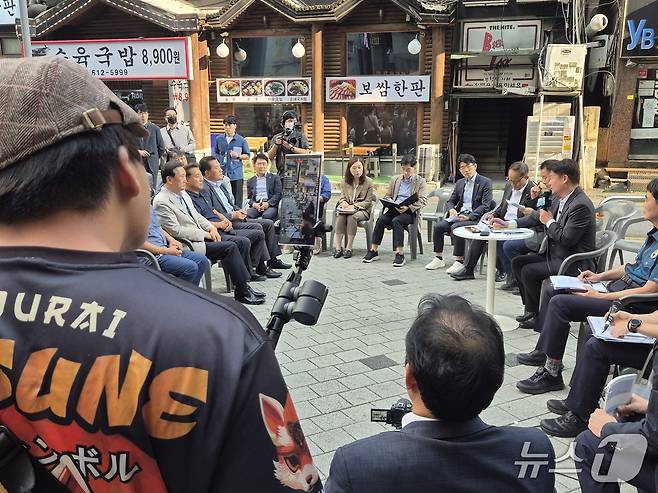 지난 29일 오후 수도권지하철 1호선 부천역 일대 피노키오 광장에서 열린 '틈만나면, 현장속으로'를 실시간 중계하고 있는 유튜버.이시명기자/뉴스1