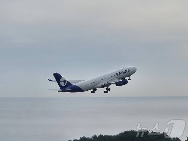 강원 양양~제주 항공 정기노선이 재개된 30일 오전 파라타항공 A330(294석)이 강원 양양군 손양면 양양국제공항 활주로에서 제주로 향하기 위해 이륙하고 있다. 파라타항공은 이날부터 양양발 제주행 1회, 제주발 양양행 1회 왕복노선을 운행한다. 2025.9.30/뉴스1 ⓒ News1 윤왕근 기자
