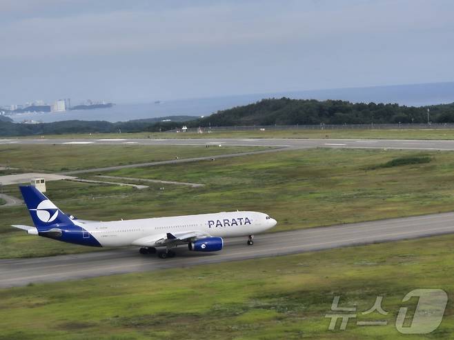 강원 양양~제주 항공 정기노선이 재개된 30일 오전 파라타항공 A330(294석)이 강원 양양군 손양면 양양국제공항 활주로에서 제주로 향하기 위해 이동하고 있다. 파라타항공은 이날부터 양양발 제주행 1회, 제주발 양양행 1회 왕복노선을 운행한다. 2025.9.30/뉴스1 ⓒ News1 윤왕근 기자