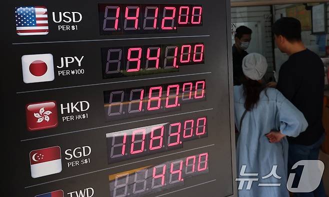 26일 서울 시내의 환전소에 전광판에 환율이 나오고 있다. 2025.9.26/뉴스1 ⓒ News1 김민지 기자