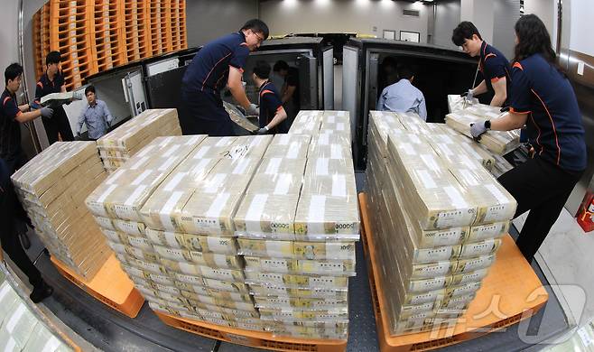 30일 서울 중구 한국은행 화폐수납장에서 관계자들이 추석 화폐 공급을 하고 있다. 2025.9.30/뉴스1 ⓒ News1 사진공동취재단