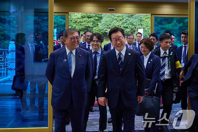 이재명 대통령과 이시바 시게루 일본 총리가 30일 부산 누리마루 APEC 하우스에서 한일 정상회담을 위해 입장하고 있다. (대통령실 제공. 재판매 및 DB 금지) 2025.9.30/뉴스1 ⓒ News1 허경 기자