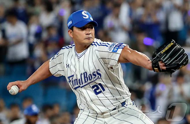 30일 오후 대구 수성구 삼성라이온즈파크에서 열린 프로야구 '2025 신한 SOL뱅크 KBO 리그' KIA 타이거즈와 삼성 라이온즈의 경기, 5대 0으로 앞선 9회초 마운드에 오른 삼성 마무리 투수 오승환이 KIA 대타 최형우를 상대로 역투하고 있다. 2025.9.30/뉴스1 ⓒ News1 공정식 기자