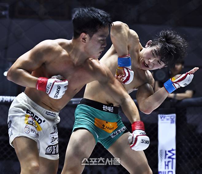 이정현이 편예준에게 펀치 공격을 시도하고 있다. 이주상기자 rainbow@sportsseoul.com