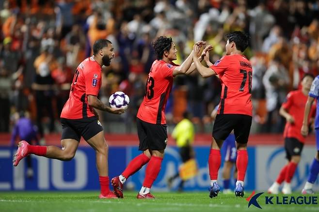 홍철 득점 후 기뻐하는 강원 선수들. 제공 | 한국프로축구연맹