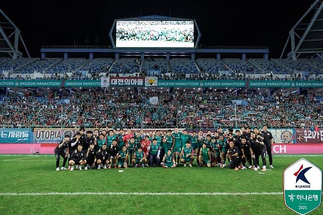 대전 선수단이 대구전에서 승리한 뒤 단체 사진을 촬영하고 있다. 사진 | 한국프로축구연맹