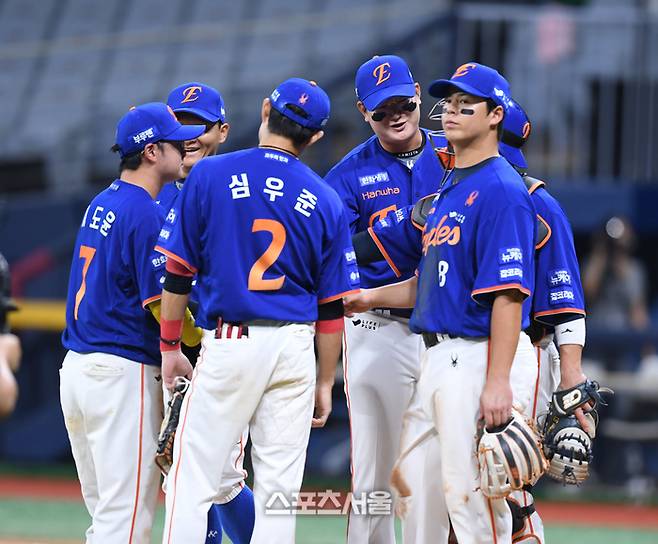 한화 선수들이 27일 서울 고척스카이돔에서 열린 2025 KBO리그 키움과 경기 승리 후 하이파이브를 하며 승리를 자축하고 있다. 고척 | 최승섭 기자 thunder@sportsseoul.com