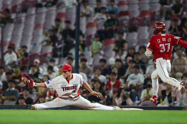 KIA 1루수 오선우가 광주-기아 챔피언스 필드에서 열린 2025 KBO리그 SSG와 경기에서 송구를 받고 있다. 사진 | KIA 타이거즈