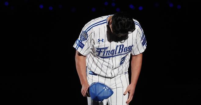 30일 대구 삼성라이온즈파크에서 열린 삼성의 마무리투수 오승환의 은퇴식에서 오승환이 팬들에게 인사하고 있다. 사진 | 대구=연합뉴스